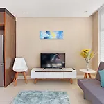 A Modern Unit, Self Checkin, Restaurants And Shops Below