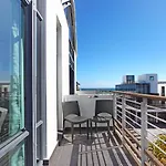A Modern Unit, Self Checkin, Restaurants And Shops Below