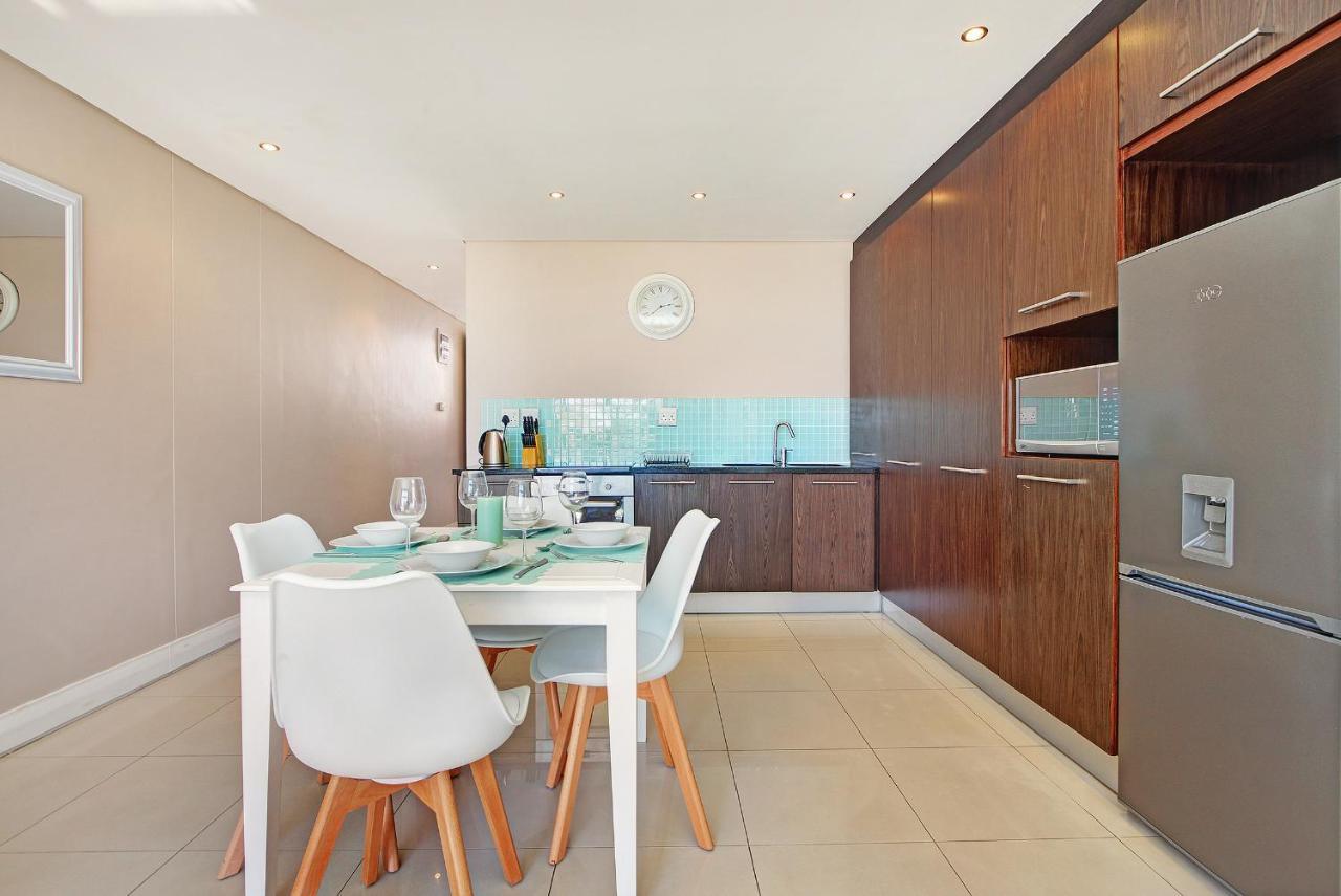 A Modern Unit, Self Checkin, Restaurants And Shops Below Cidade Do Cabo