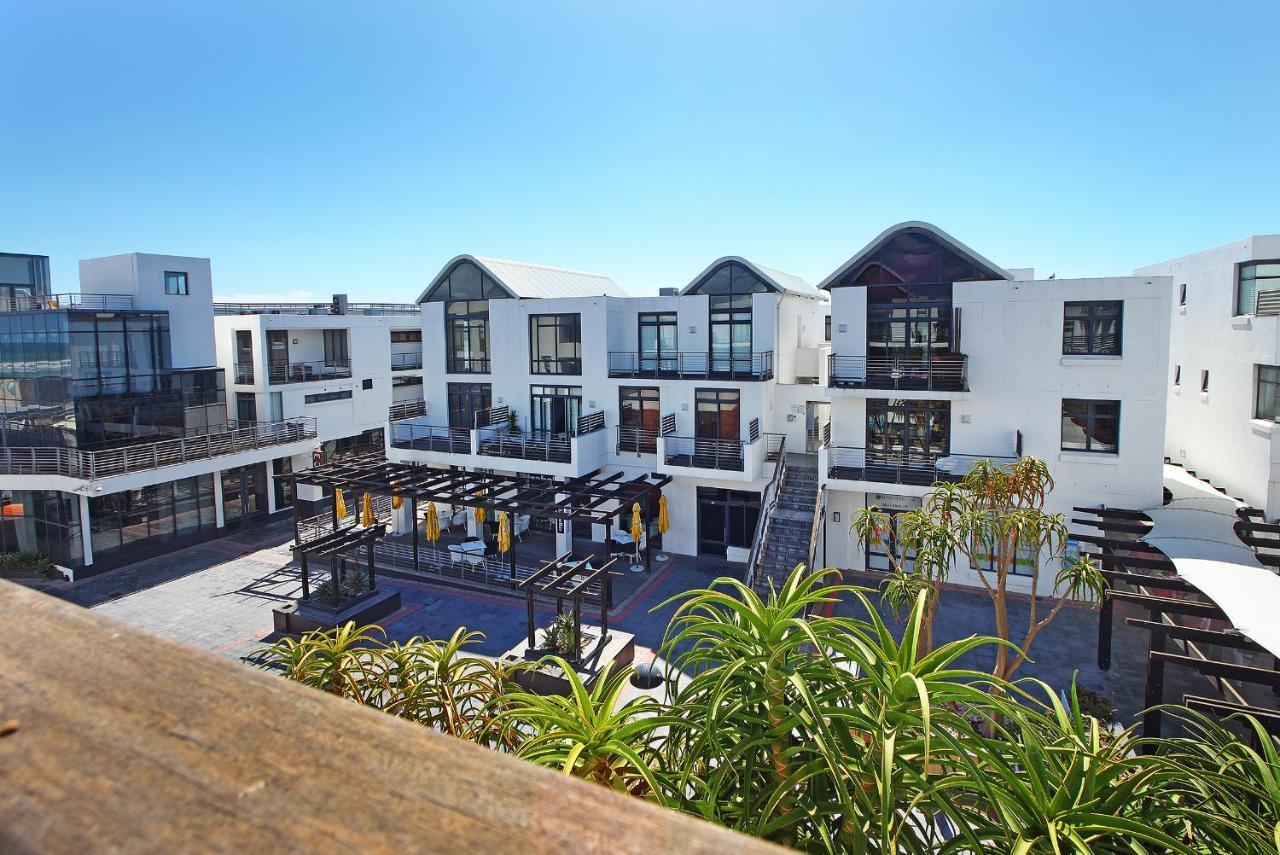 A Modern Unit, Self Checkin, Restaurants And Shops Below *